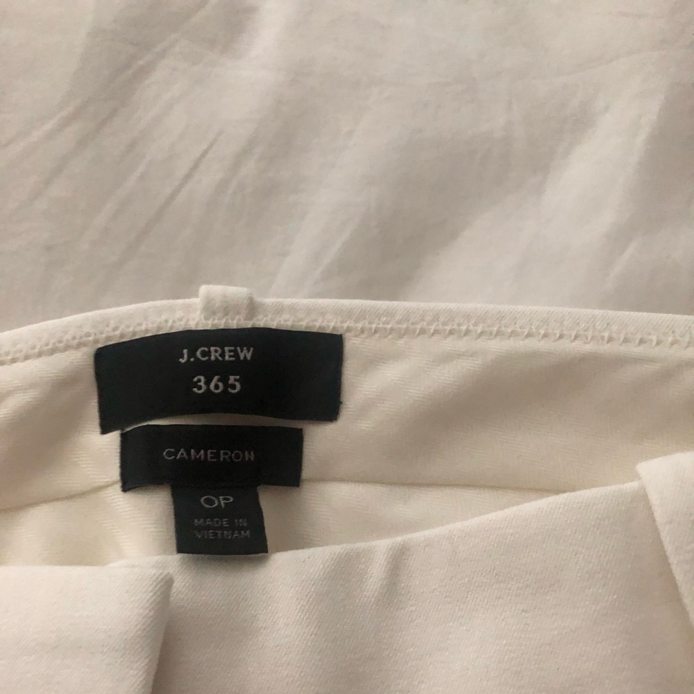 New petite white pants ankle length. Size 0. Never worn.